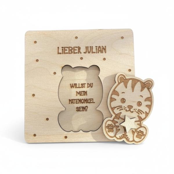 Quadratische Holzkarte aus Birkensperrholz mit herausnehmbarem Tiermotiv und individueller Namensgravur